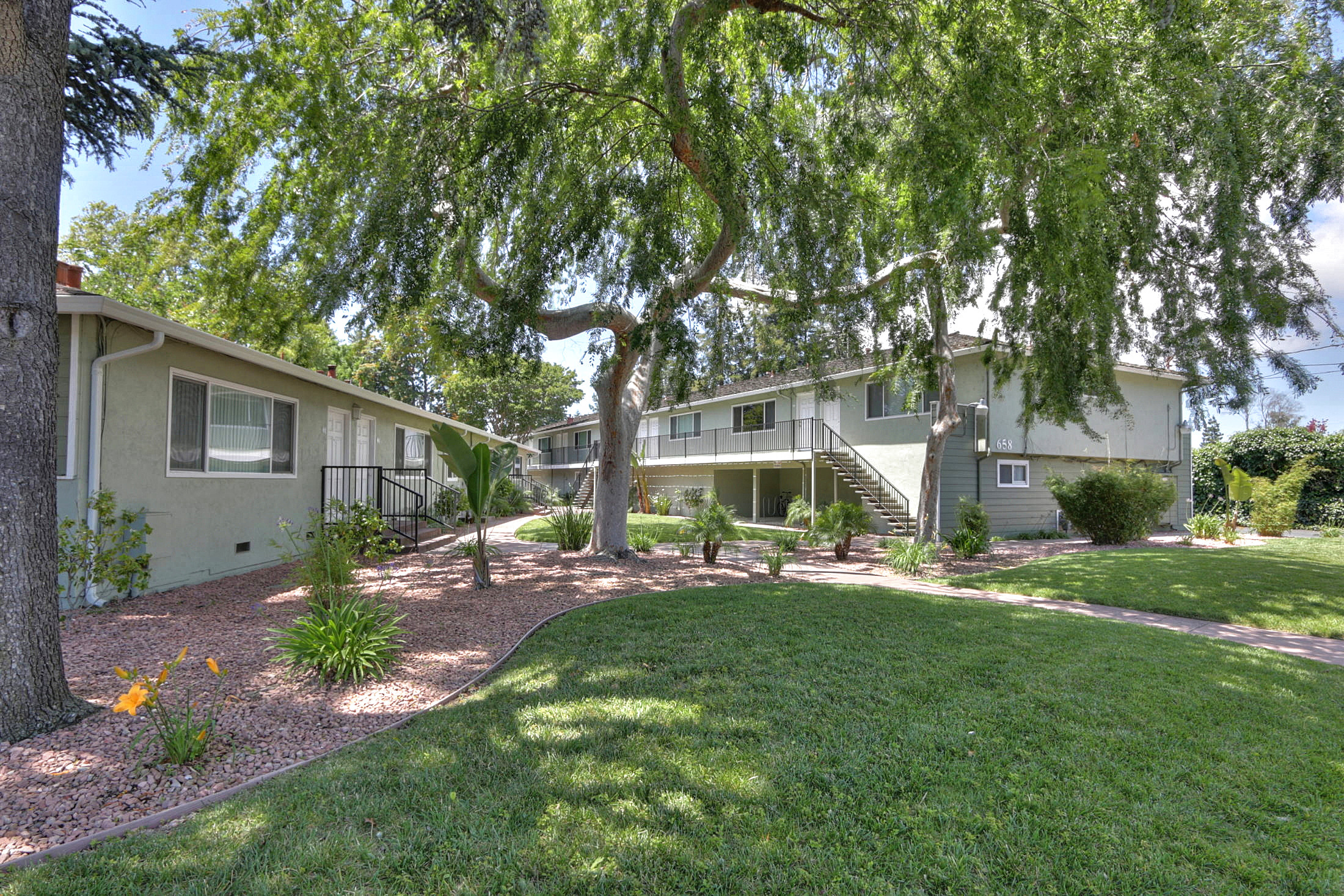 658 Sierra Vista photo 2